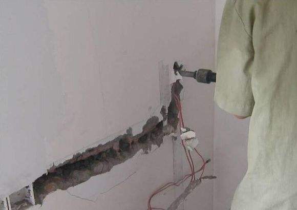裸線埋墻